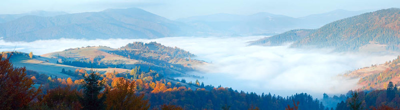 秋霧晨山全景