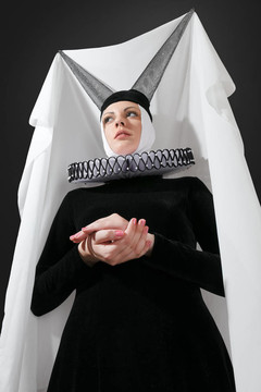 中世紀服裝中的年輕女人
