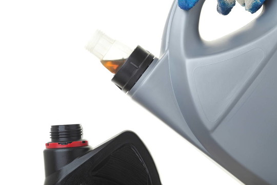 可以在白色的汽車發(fā)動機機油