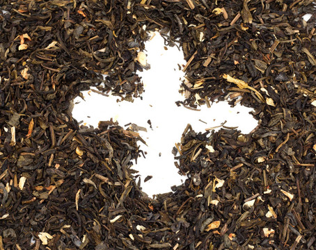 在白色背景上干綠茶