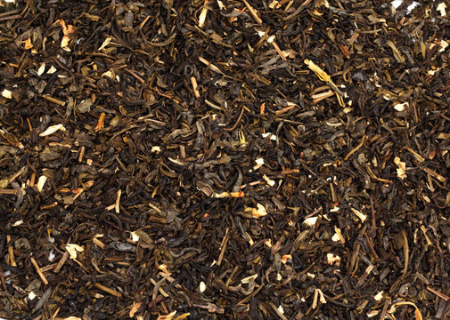 在白色背景上干綠茶
