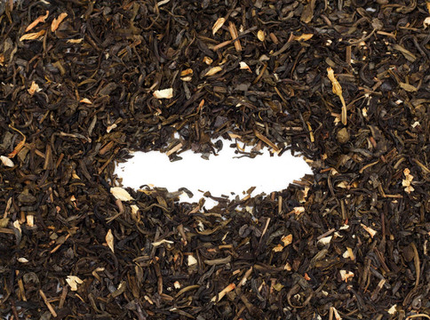 在白色背景上干綠茶