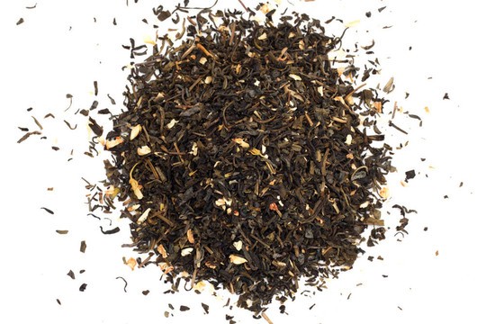 在白色背景上干綠茶