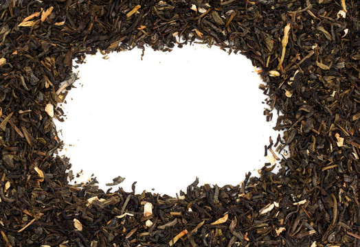 在白色背景上干綠茶