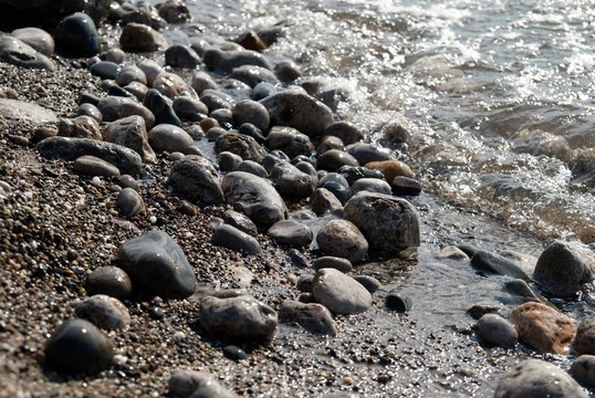 海浪泡沫中的巖石。