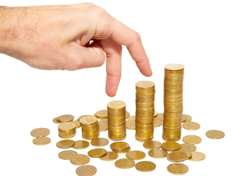 攀登手上的金幣樓梯上的白色隔離。