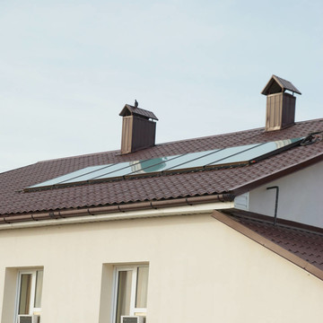 太陽能電池板（geliosystem）在房頂上。