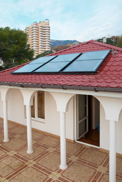 太陽能電池板（geliosystem）在房頂上。