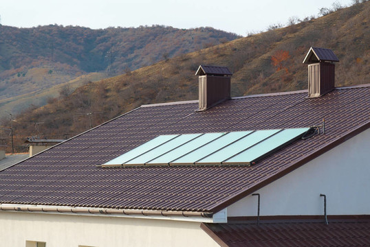 太陽能電池板（geliosystem）在房頂上。