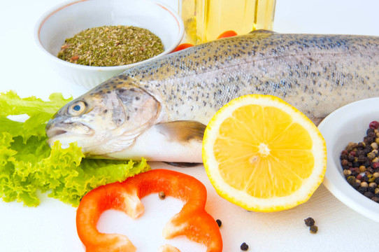 新鮮檸檬鱒魚；調味料和橄欖油