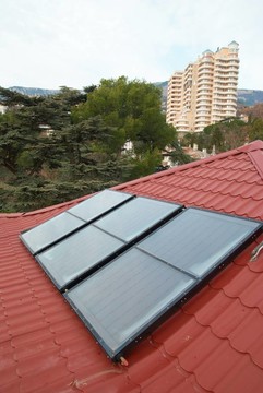 太陽能電池板（geliosystem）在紅屋頂。