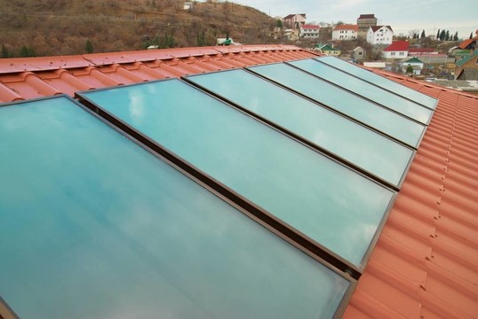 太陽能電池板（geliosystem）在紅屋頂。