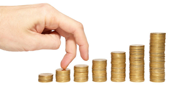 攀登手上的金幣樓梯上的白色隔離。