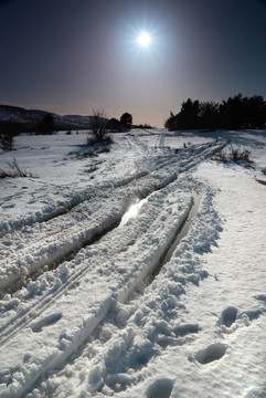 陽光之星的冬天的雪之路。