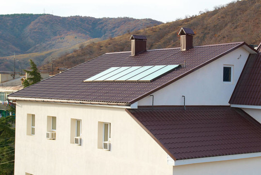 太陽能電池板（geliosystem）在房頂上。