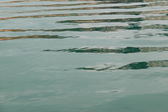水面可用于背景。