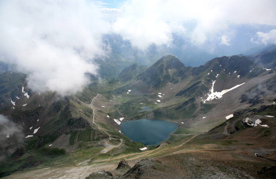 薄霧中的山湖。法國比利牛斯山脈