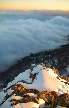 雪山上的日落。