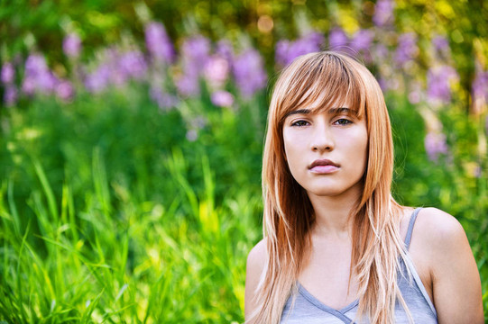 年輕漂亮的憂郁的女人肖像
