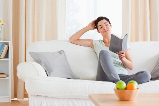 迷人的女人讀一本書