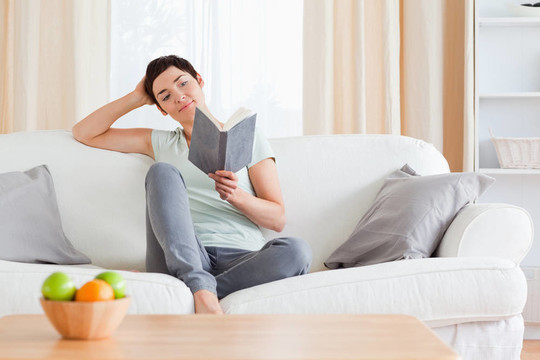 可愛的女人讀一本書