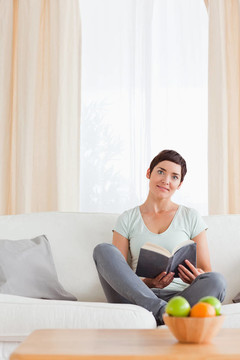 可愛的女人拿著一本書