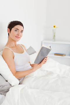 女人拿著一本書