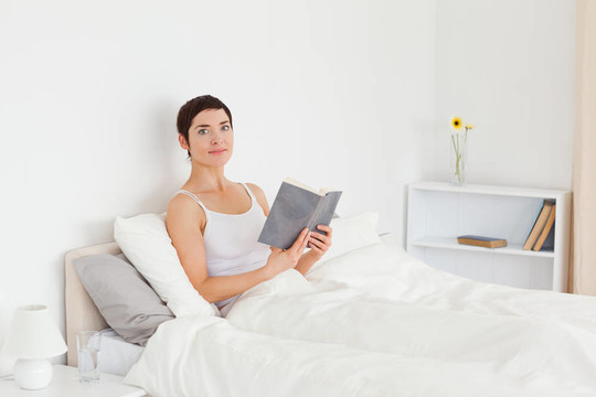 年輕的女人讀一本書