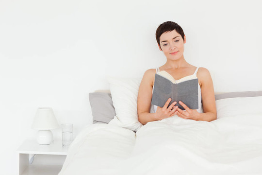 黑發(fā)女人讀一本書