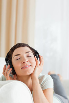 一個(gè)黑色短發(fā)聽音樂的肖像