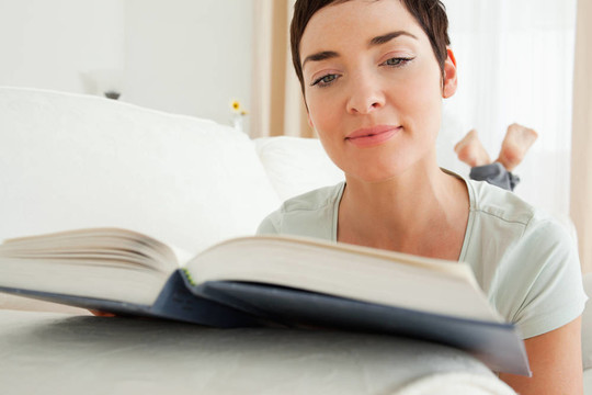 一個短發(fā)的女人在看書