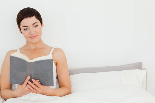 靠近一個女人讀一本書