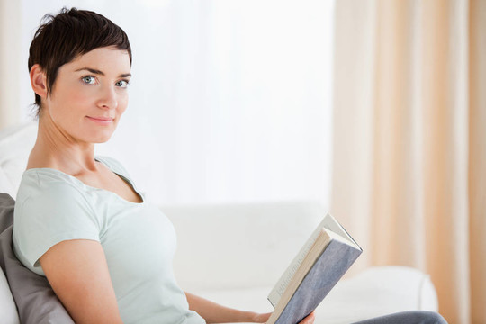 短發(fā)女人拿著一本書