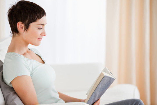 短發(fā)女人讀一本書