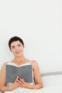 一個(gè)女人拿著一本書的肖像