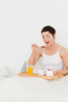 一個可愛的女人吃麥片的肖像