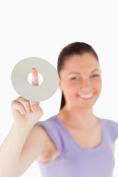 迷人的女人拿著CD站著