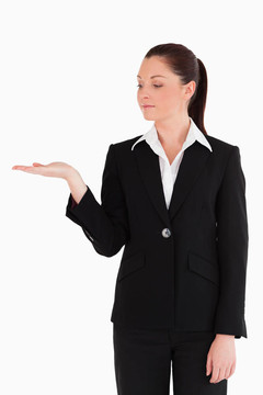 穿著漂亮的女人站著展示一個復(fù)制的空間