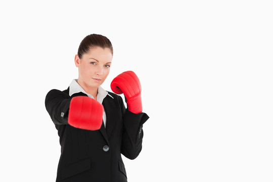 漂亮的女人戴著拳擊手套