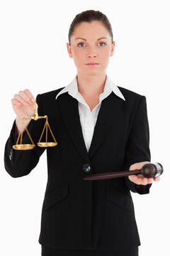 在司法訴訟標(biāo)著漂亮女人和一個(gè)小木槌