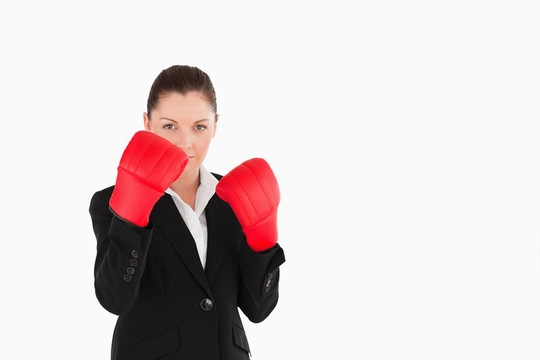 漂亮女人戴著拳擊手套
