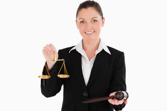 在司法訴訟標(biāo)著美麗的女人和一個(gè)木槌