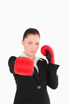 可愛的女人戴著一些拳擊手套