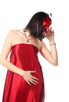 穿著紅色連衣裙和面具的女人