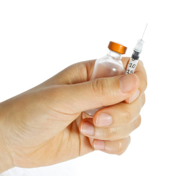 手持注射器和瓶