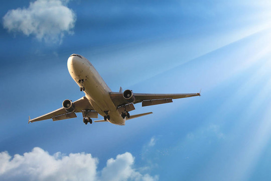 飛機(jī)在空中飛翔
