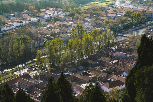 山村紅瓦房
