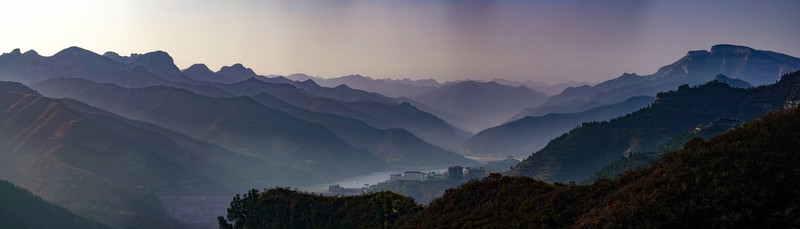 水墨山巒