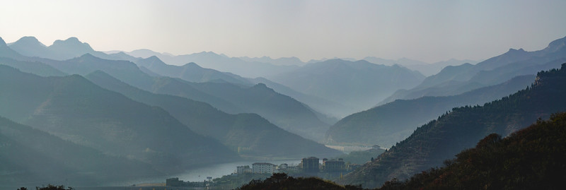 水墨山巒