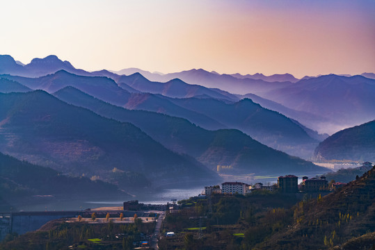 山鄉(xiāng)群山